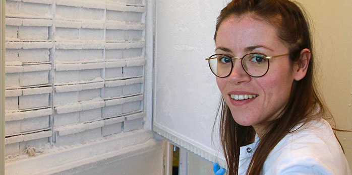 La técnica de investigación Josje Heuvelmans en una sección de la cámara del tesoro de HUB