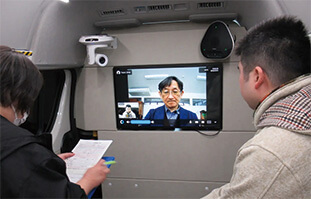 MaaS車両に搭載された「Teladoc HEALTH」を活用し、オンライン健康相談を行う様子