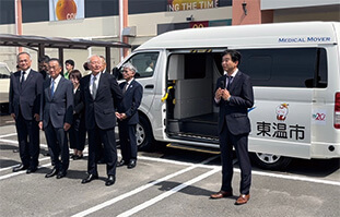 2024年9月21日に開催された、MaaS車両お披露目式でのメディア取材の様子(一番右が、ウィーメックス株式会社の高橋秀明社長)